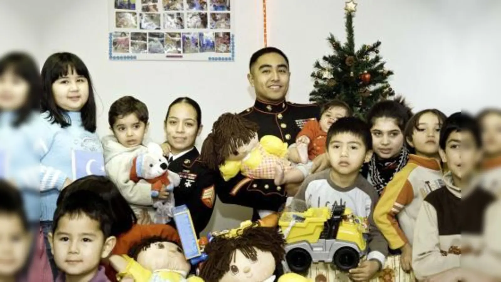 Die Sergeants Adriana Ortega und Alfred Quitevis vom Wachkommando des US-amerikanischen Generalkonsulats überbrachten die Geschenke an die - meist afghanischen - Kinder in der Asylunterkunft. Bild: Innere Mission / Erol Gurian (Foto: Innere Mission / Erol Gurian)