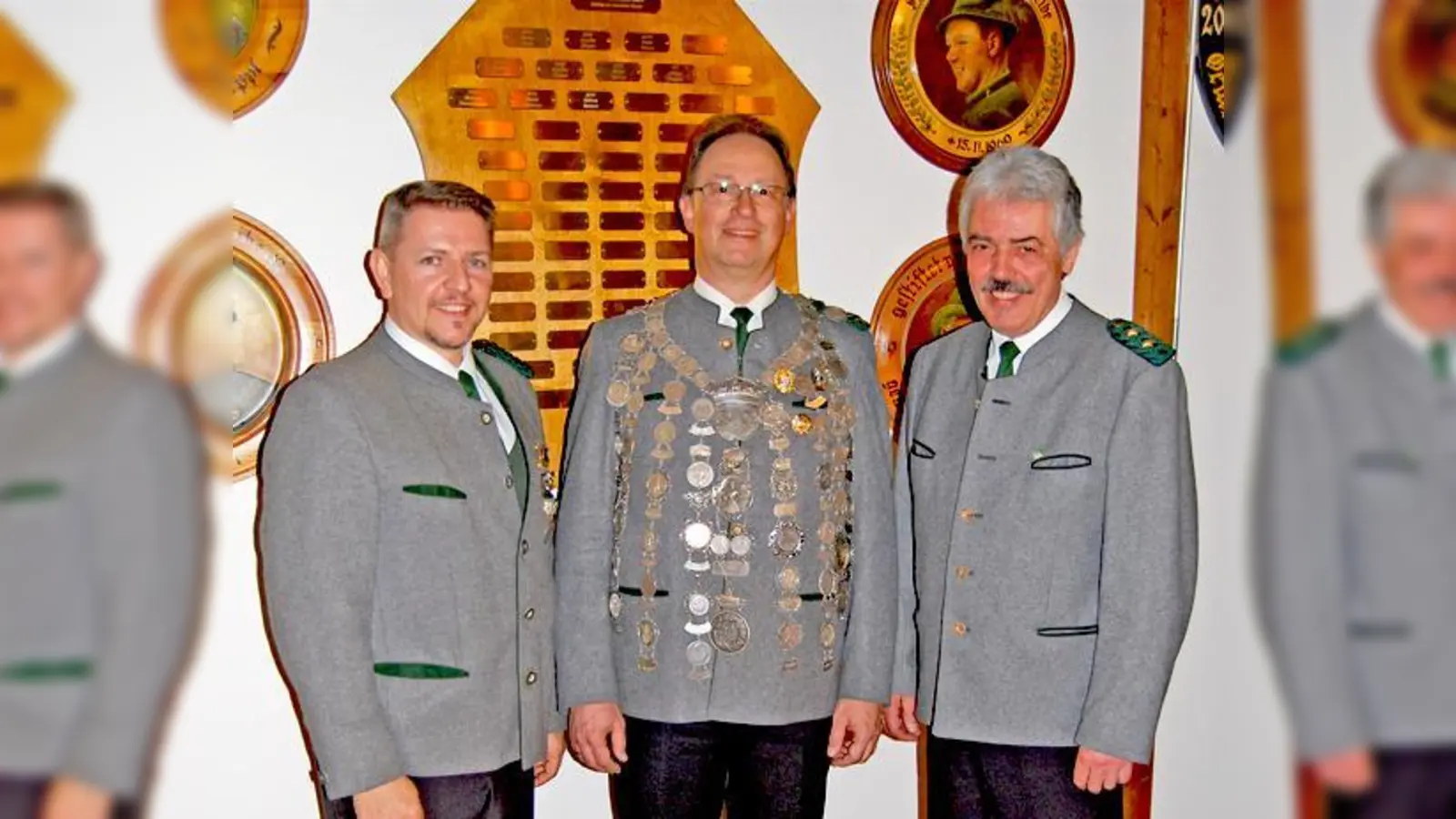 Die neuen Schützenkönige der SG Wendlstoana: (v. l.) Eduard Boger, Vereinskönig Roland Kühne und Alexander Betz.	 (Foto: VA)