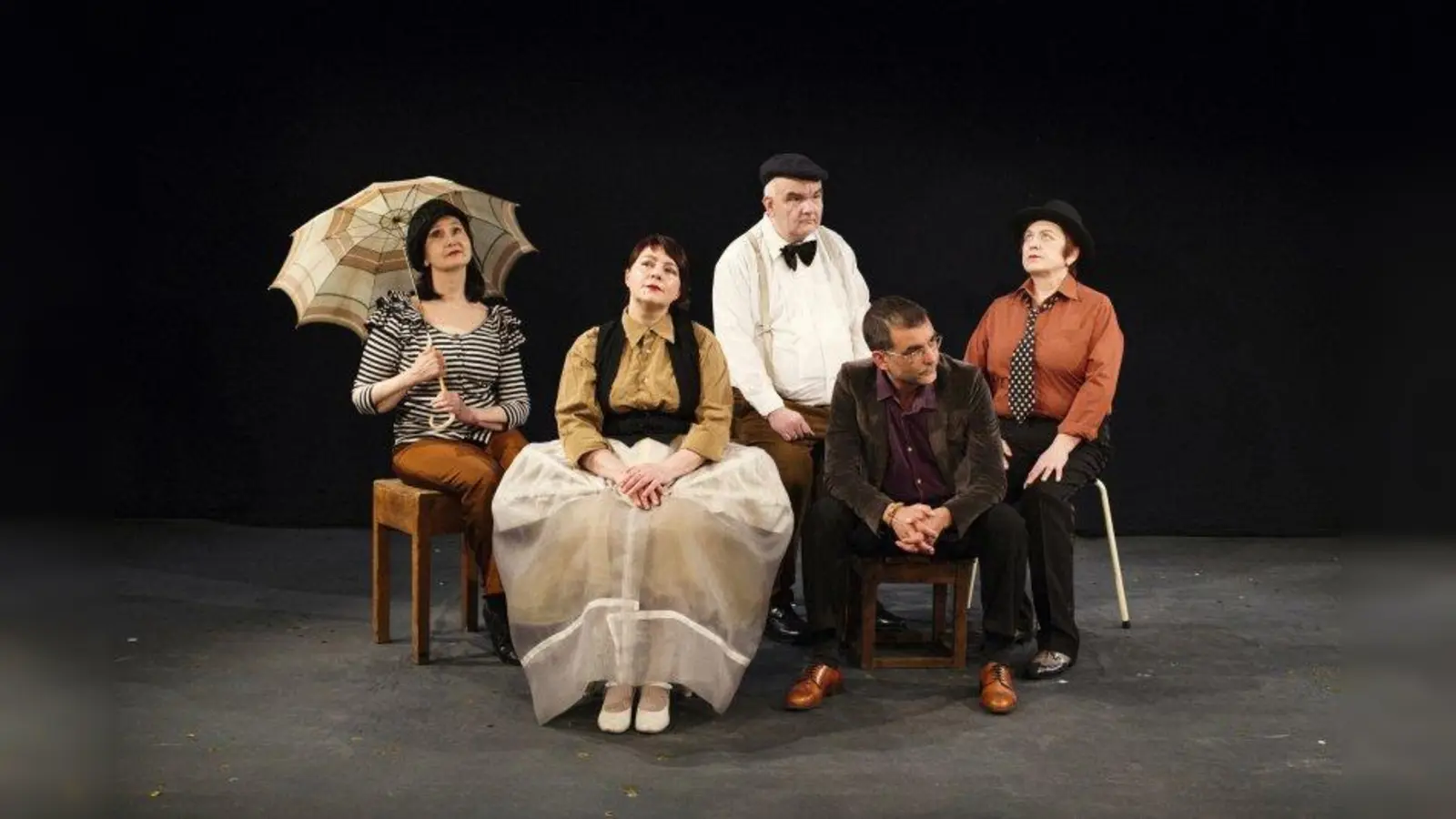 „Nehmen Sie die Untersuchungspille” zeigt das Ensemble des Theaters Apropos. (Foto: Benjamin Schmidt)