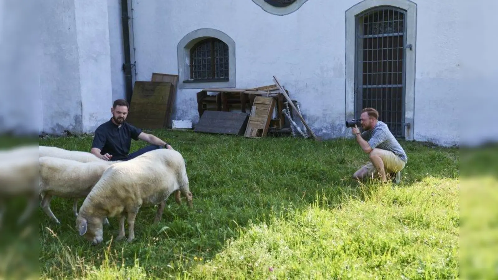 Fotograf Felix Baab beim Shooting mit Pfarrer Josef Fegg. (Foto: Felix Baab / LRA)