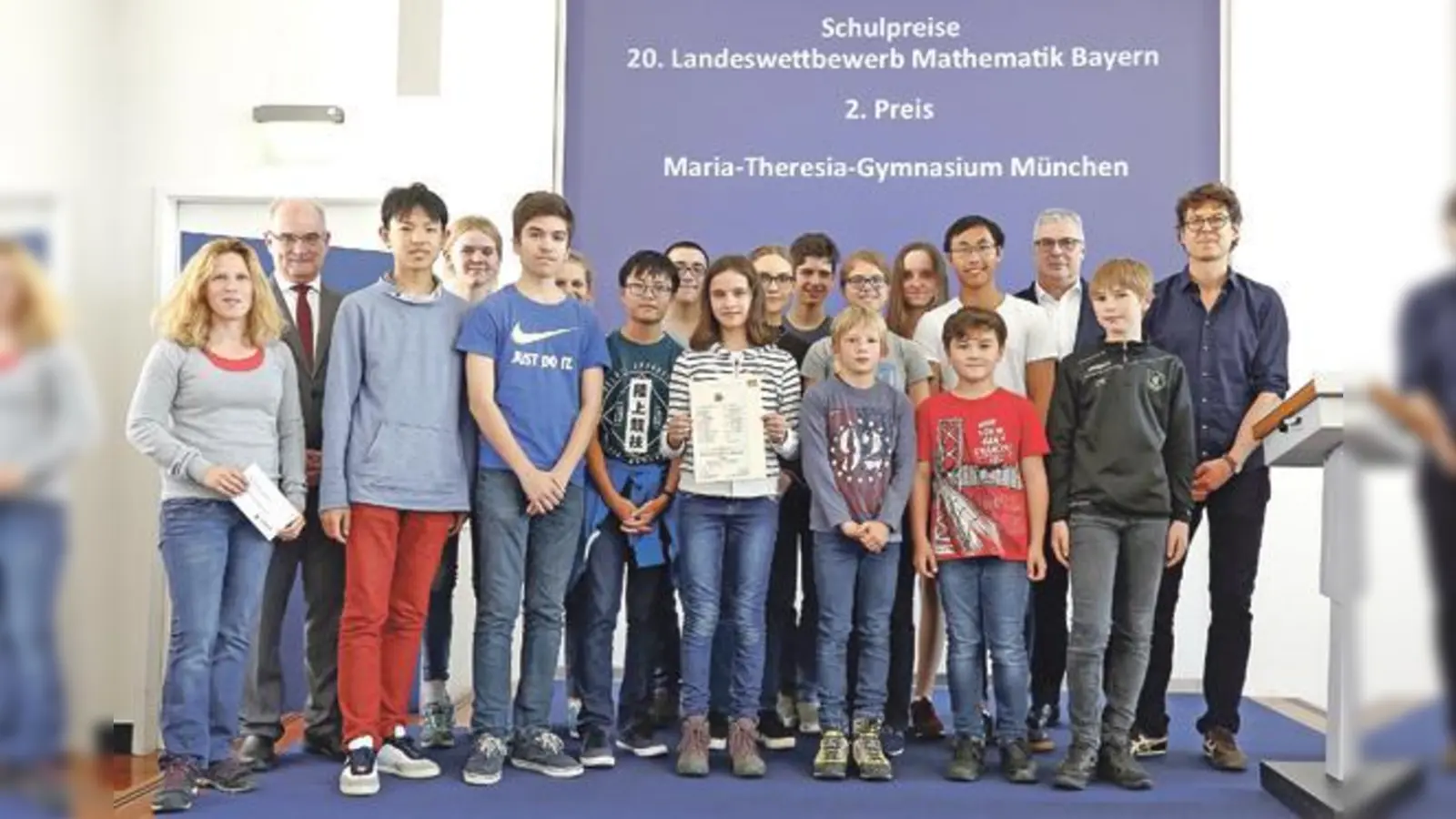 Das erfolgreiche Team des MTG beim Landeswettbewerb Mathematik Bayern in Nürnberg. Vorne links für die Schulleitung des MTG Sabine Schönauer, vorne rechts der Mathematiklehrer des MTG-Teams, Niko Eschrich. 	 (Foto: LWMB/NÜRNBERGER Versicherung)