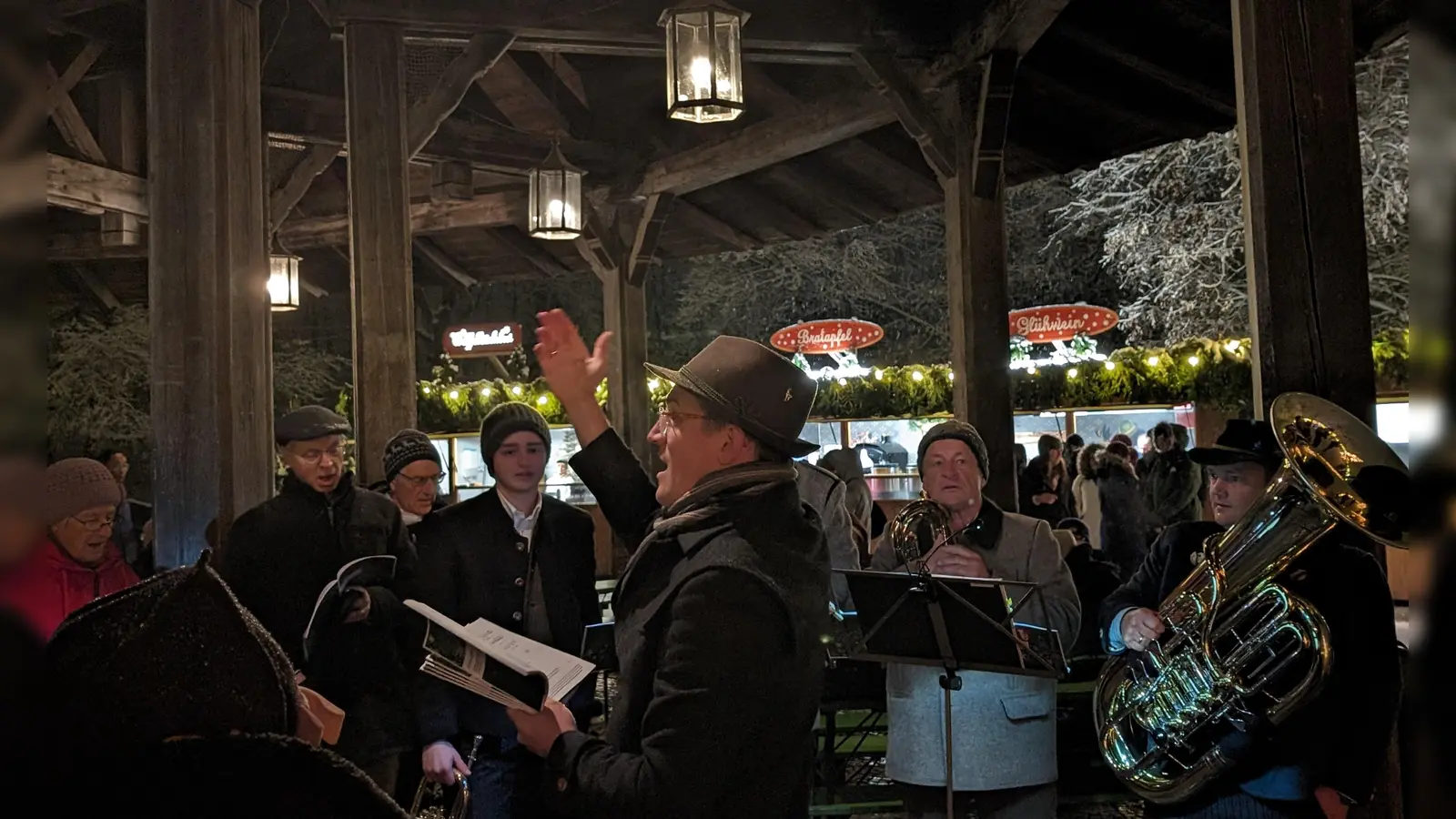 Ein Bläserquartett wird die Sänger alpenländischer Adventsweisen vor der Troppauer Straße 10 unterstützen. Da die Veranstaltung im Freien stattfindet, sollte man sich warm anziehen.  (Foto: Bezirk Oberbayern)