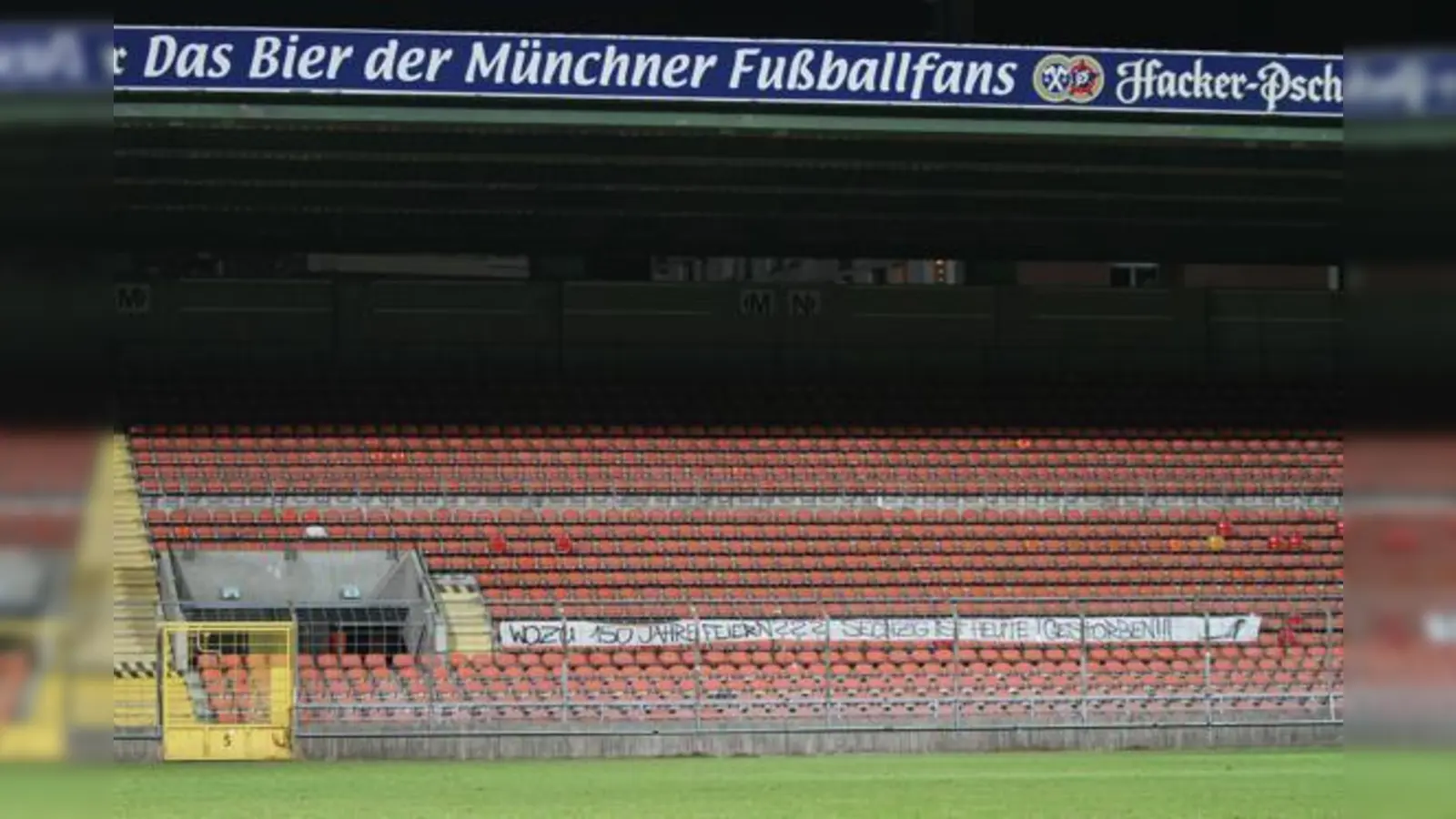 Löwenfans kommentierten beim Spiel 1860 München II  VfR Aalen vergangenen Dienstag die Ablehnung der Pläne der Stadionkommission des TSV 1860 durch die Vertreter der Stadt und den Münchner Oberbürgermeister.  (Foto: Anne Wild)
