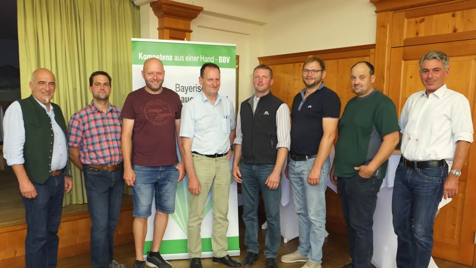 Die Mitglieder der neuen BBV-Kreisverbands Weilheim: Bezirkspräsident Ralf Huber, Thomas Bonusch, Dominik Pentenrieder, Kreisobmann Wolfgang Scholz, stellv. Kreisobmann Andreas Oswald, Bernhard Schleich, Hermann Karg und Direktor Martin Wunderlich. (Foto: BBV Weilheim)