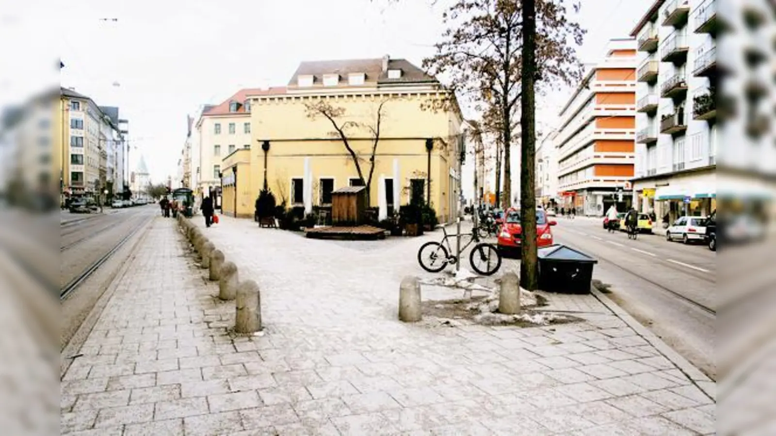 Der Norkauer Platz, benannt nach dem ehemaligen Geschäft für Bodenbeläge, gehört zu den markantesten Orten der Maxvorstadt. Nun soll die Fläche neu bebaut werden.	 (Foto: js)
