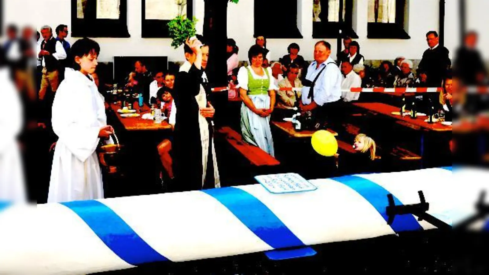 Pfarrer Sperrer segnete zum Zwölf-Uhr-Läuten den neuen Maibaum von Sankt Benno.	 (Foto: K. Bachhuber)