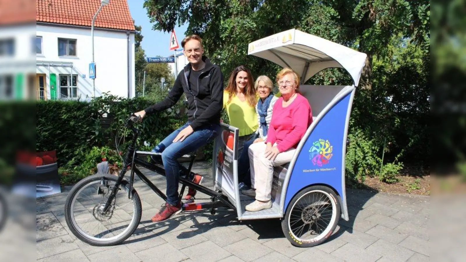 Neue Rikscha: Natalie Schmid (2.v.l.) zusammen mit Annette Arand (2.v.r.) und Gerhard Sturm von „wohlBEDACHT e.V.” sowie Maria Schmidbauer, die die Tagesbetreuung „Rosengarten” besucht. (Foto: sb)
