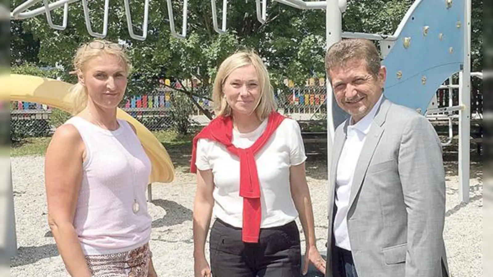 Einrichtungsleiterin Kerstin Westphal zeigt Mdl Doris Rauscher und Bürgermeister Klaus Korneder den Außenbereich der Einrichtung (von links nach rechts).	 (Foto: privat)