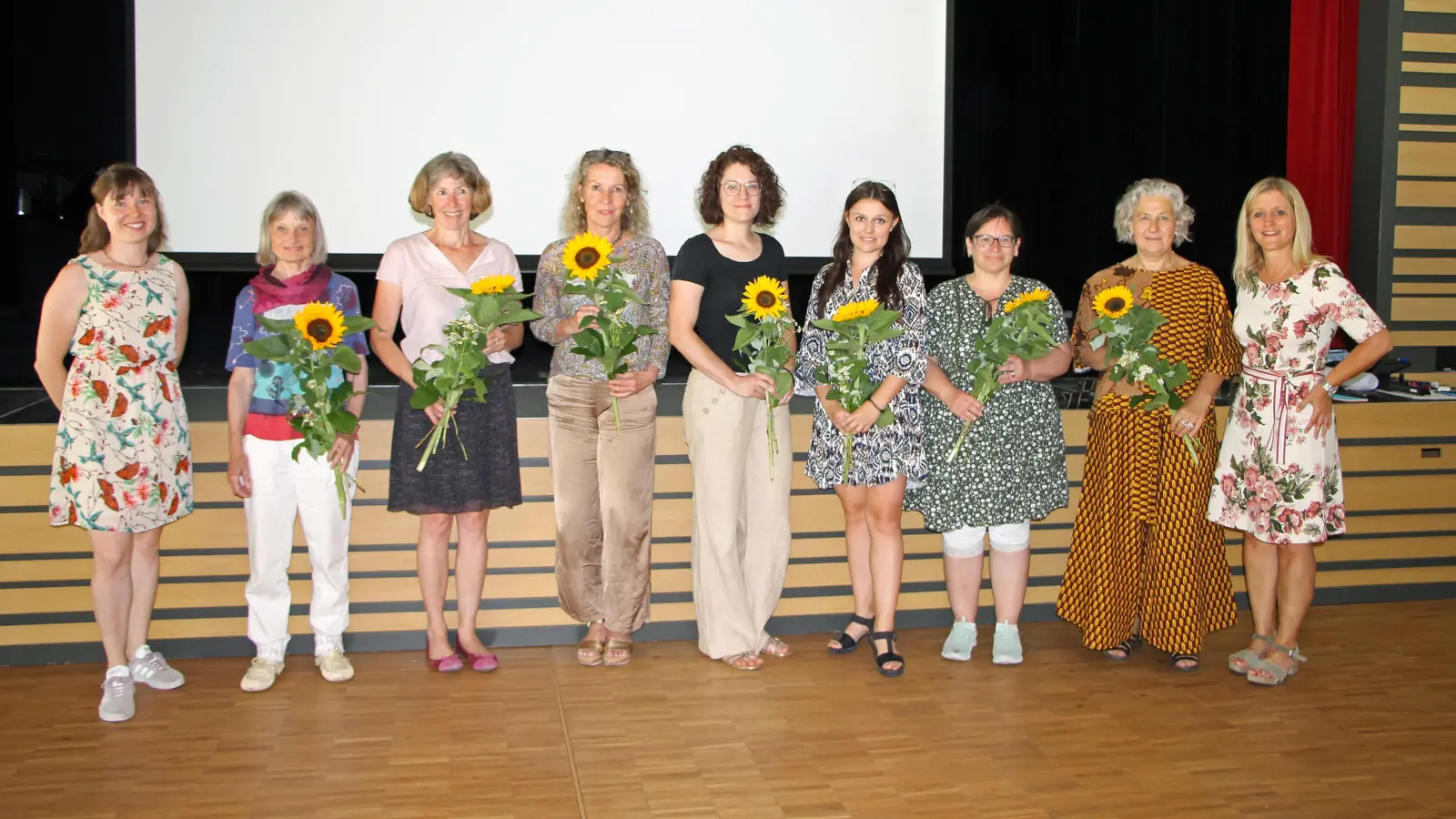 Haben erfolgreich an der Weiterbildung teilgenommen (von links): Die Erzieherinnen Christine Hammel, Thea Wolf, Josefine Anderer, Ulrike Gaidosch-Nwankwo, Sarah Tschachtli, Marina Stöger, Carolina Dauria, Nina Heinz sowie Steffi Weller. (Foto: Gemeinde Gilching)