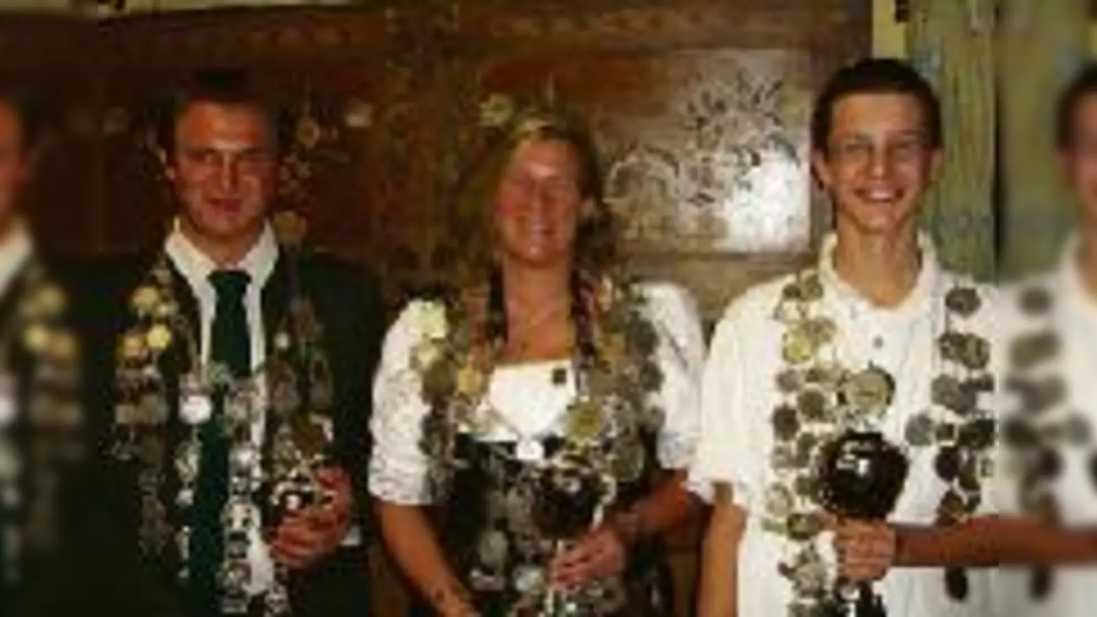 Die ESV-Schützenkönige 2008: (v. li.) Martin Mittermaier, Luftpistole, Mitte: Christine Wachter, Luftgewehr, rechts: Jonny Lushtaku, Jugend.	  (Foto: Verein)
