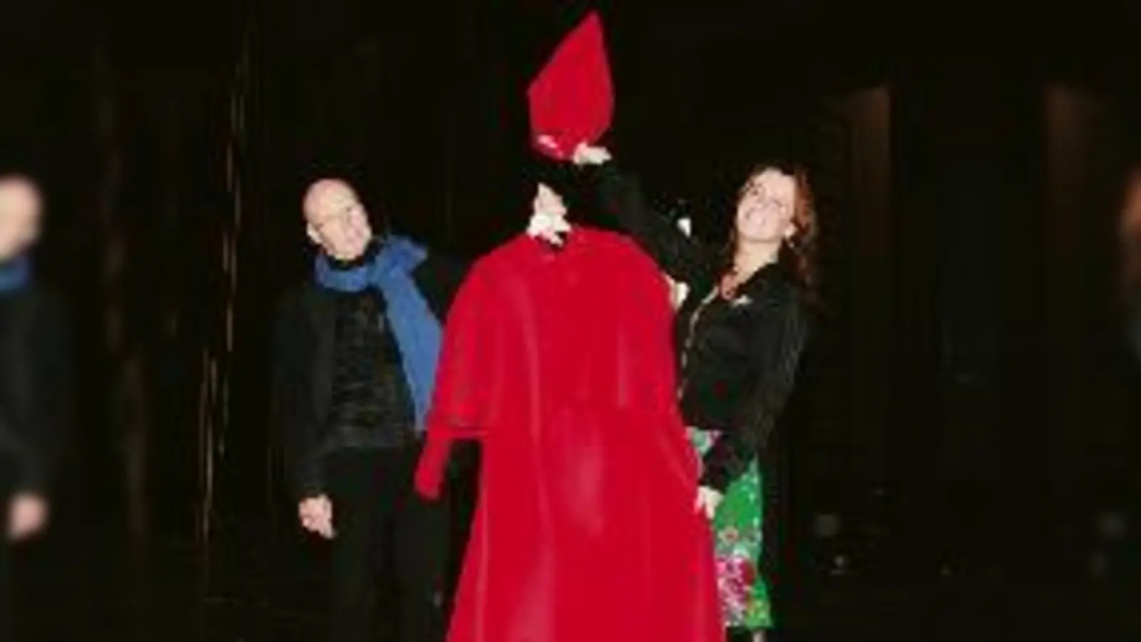 Regisseur Hansjörg Hack und die Darstellerin der »Eva«, Conny Zenz, präsentieren vor einer Probe auf der noch leeren Bühne des Deutschen Theaters in Fröttmaning schon einmal das Gewand des Papstes.  (Foto: em)