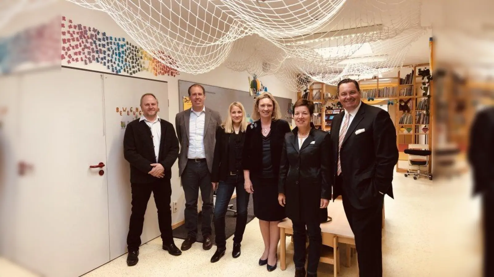 Informationsbesuch: v.l. Reinhard Dietrich (Geschäftsführer Kinderhaus Bio Kids), Dr. Michael Wiggenhorn (Geschäftsführer Coriolis Pharma Research GmbH) Sonja Strobel, (Verwaltungsleitung, Max-Planck-Insitut für Neurobiologie), Familienministerin Kerstin Schreyer, Bärbel Zeller, Referentin für Wirtschaftsförderung der Gemeinde Planegg, und Dr. Peter Hanns Zobel (Geschäftsführer, Fördergesellschaft IZB mbH) beim Besuch der Kitas Bio Kids und Bio Kids² in Martinsried. (Foto: IZB)