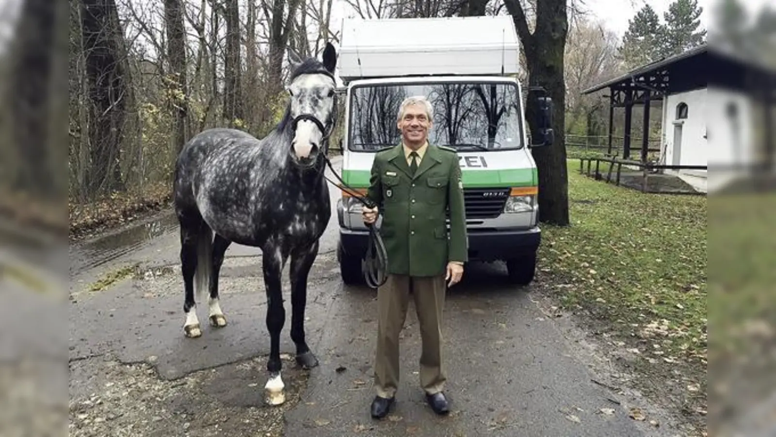 Vorzeitig aus dem Dienst entlassen: Das Münchner Polizeipferd »Hugo« wurde vor kurzem vom Leiter der Reiterstaffel, Andreas Freundorfer, an seinen neuen Besitzer übergeben.	 (Foto: Polizeipräsidium München)