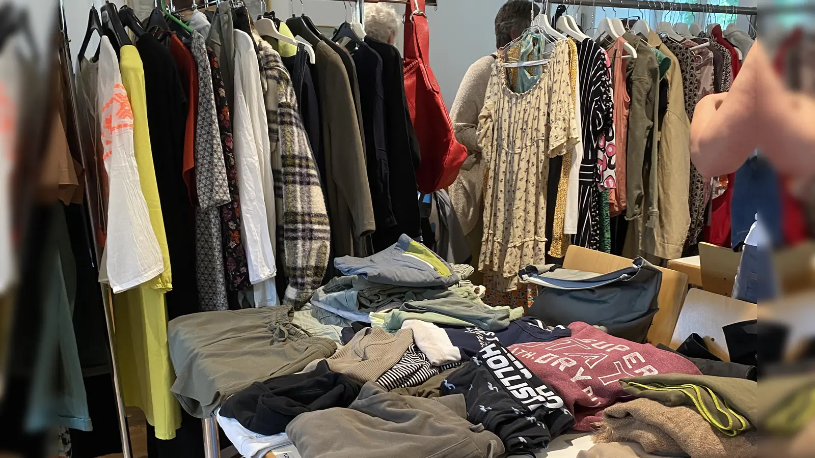 Kleidung, Vintage, Schmuck und vieles mehr wechseln die Besitzerinnen. (Foto: Pelkovenschlössl)