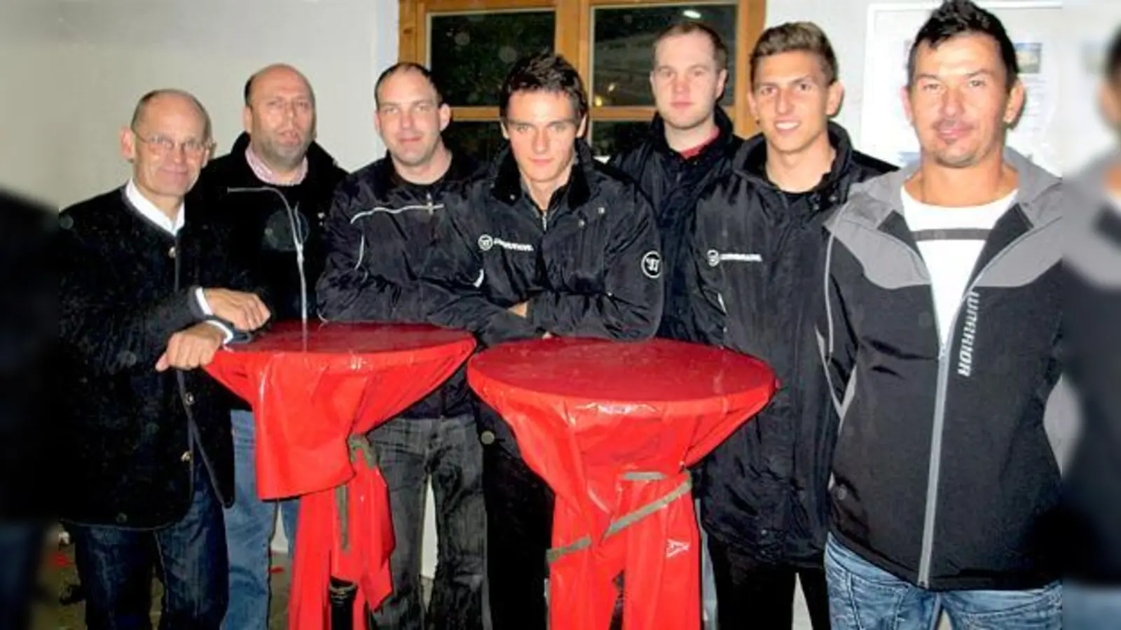 Das Team hinter dem Team beim EHC Klostersee: Albert Nijenhuis, Markus Amrehn, Markus Singer, Maxi Pritschet, Bernhard Filke, Thomas Bäuml und Armin Kolic (v. l.). 	 (Foto: smg)