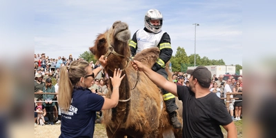 Mit Motorradhelm und in Einsatzkleidung: Die Feuerwehr veranstaltete das umstrittene Rennen. (Foto: Animal Rebellion)