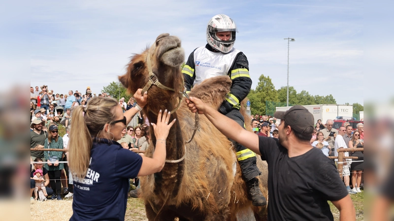 Mit Motorradhelm und in Einsatzkleidung: Die Feuerwehr veranstaltete das umstrittene Rennen. (Foto: Animal Rebellion)