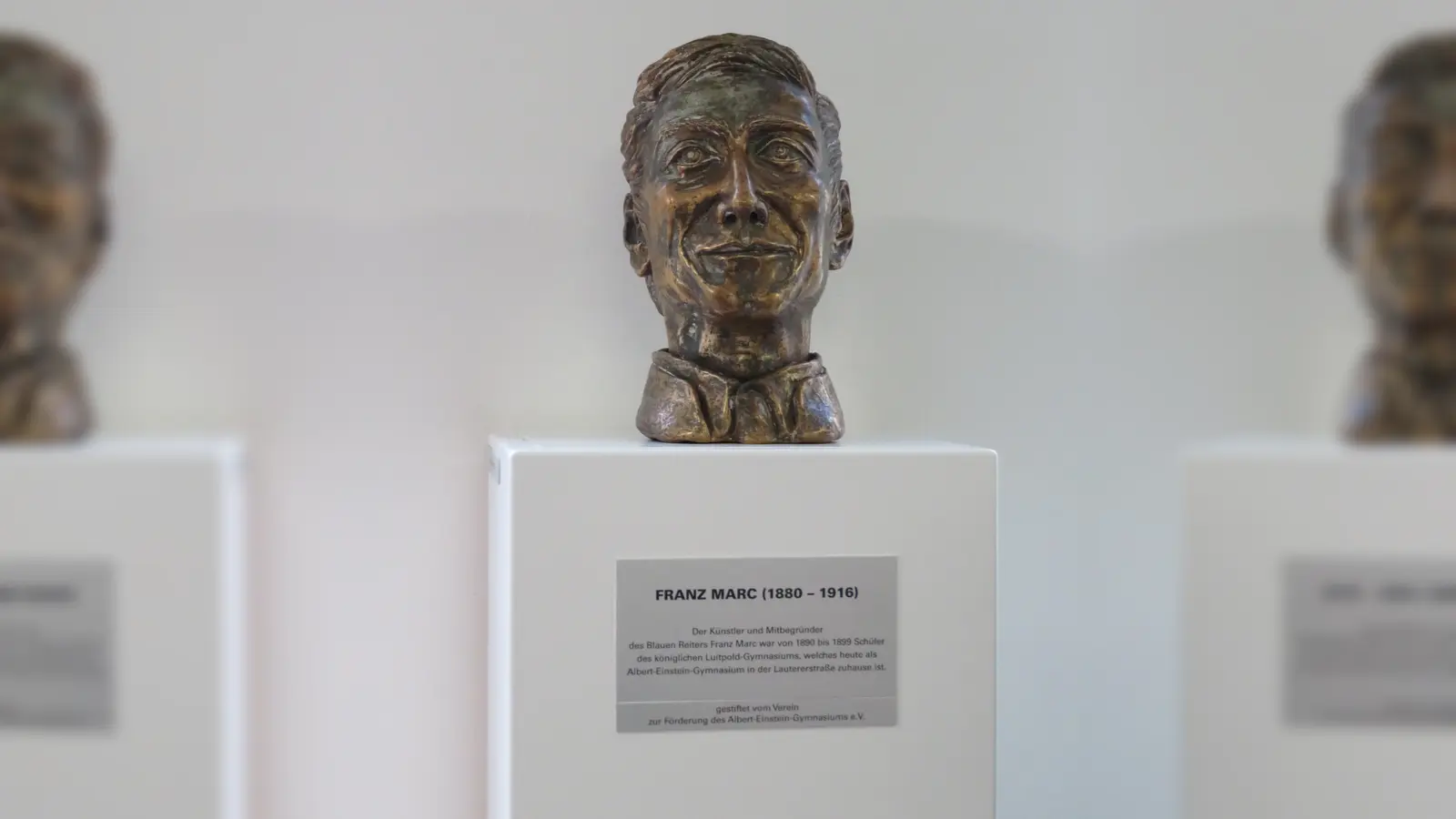 Die Schulfamilie des Albert-Einstein-Gymnasiums weiht eine Büste zu Ehren von Franz Marc feierlich ein. (Foto: AEG)