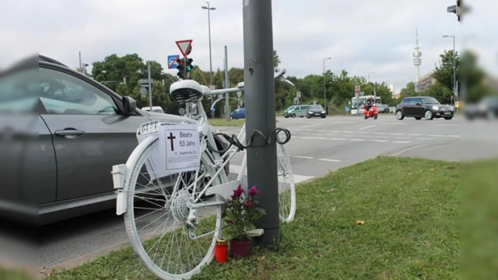 Das Ghostbike steht am Petuelring / Ecke Knorrstraße und soll an die verstorbene Radfahrerin Beatrix erinnern.	 (Foto: Christine Henze)