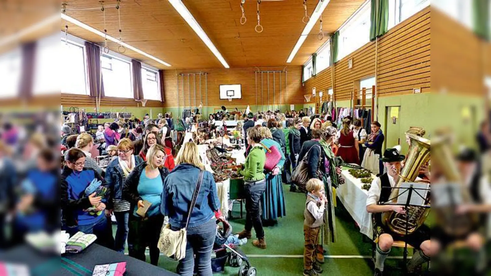 In Aßling findet der 21. Gwand- und Trachtenmarkt mit Kunsthandwerk- und Bauernmarkt statt.  	 (Foto: VA)