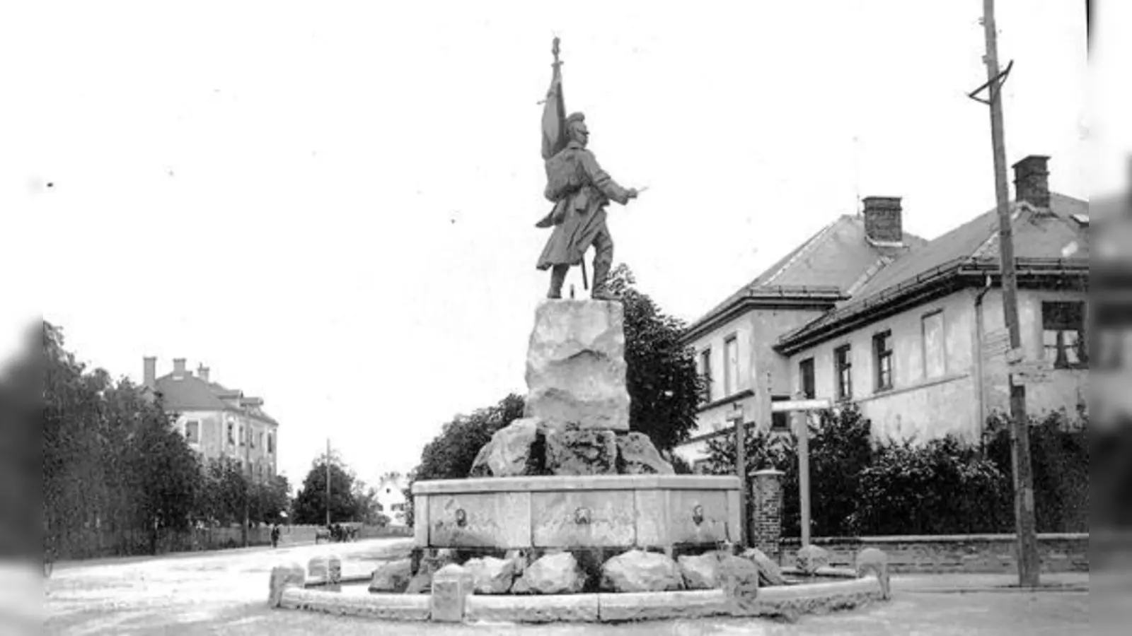 An diesem Monument kommt man in Moosach nicht vorbei: Das Kriegerdenkmal.  	 (Foto: Geschichtsverein)