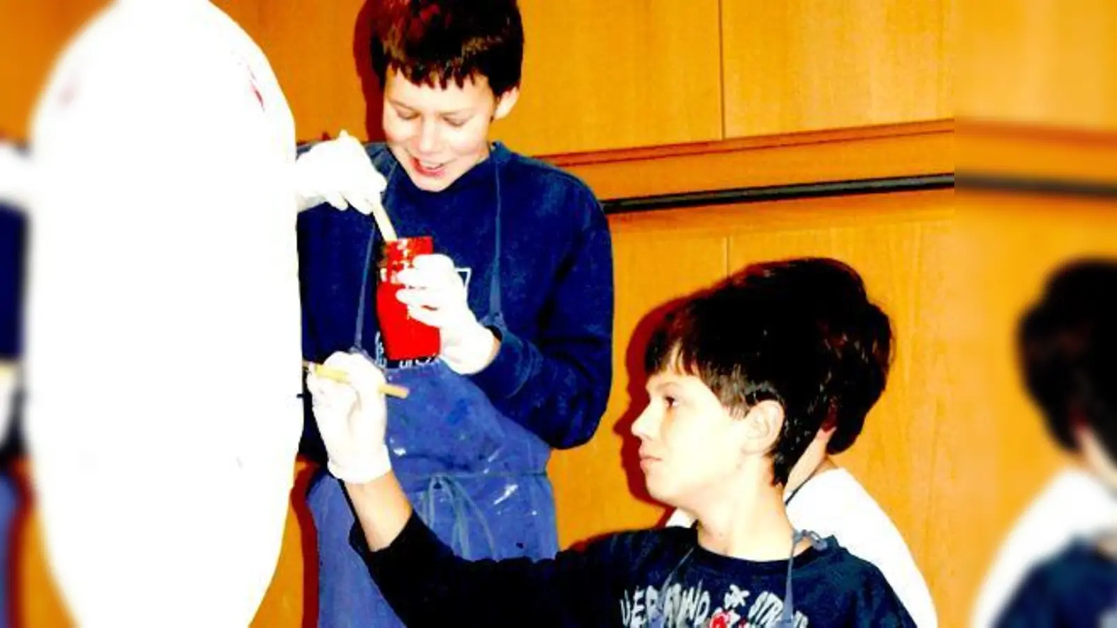 Mit Feuereifer haben die Schüler der Anni-Braun-Schule an ihrem Engel gearbeitet.	 (Foto: Privat)