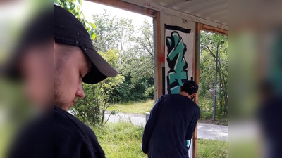 Levin Mayerhofer (links im Bild) und Julian Momboisse sprayen gemeinsam mit den Jugendlichen „ihren“ Jugendcontainer am Hirschgarten. Beim Container-Fest am Freitag, 12. Juli, wird fertiggesprayt.  (Foto: Mosaik)