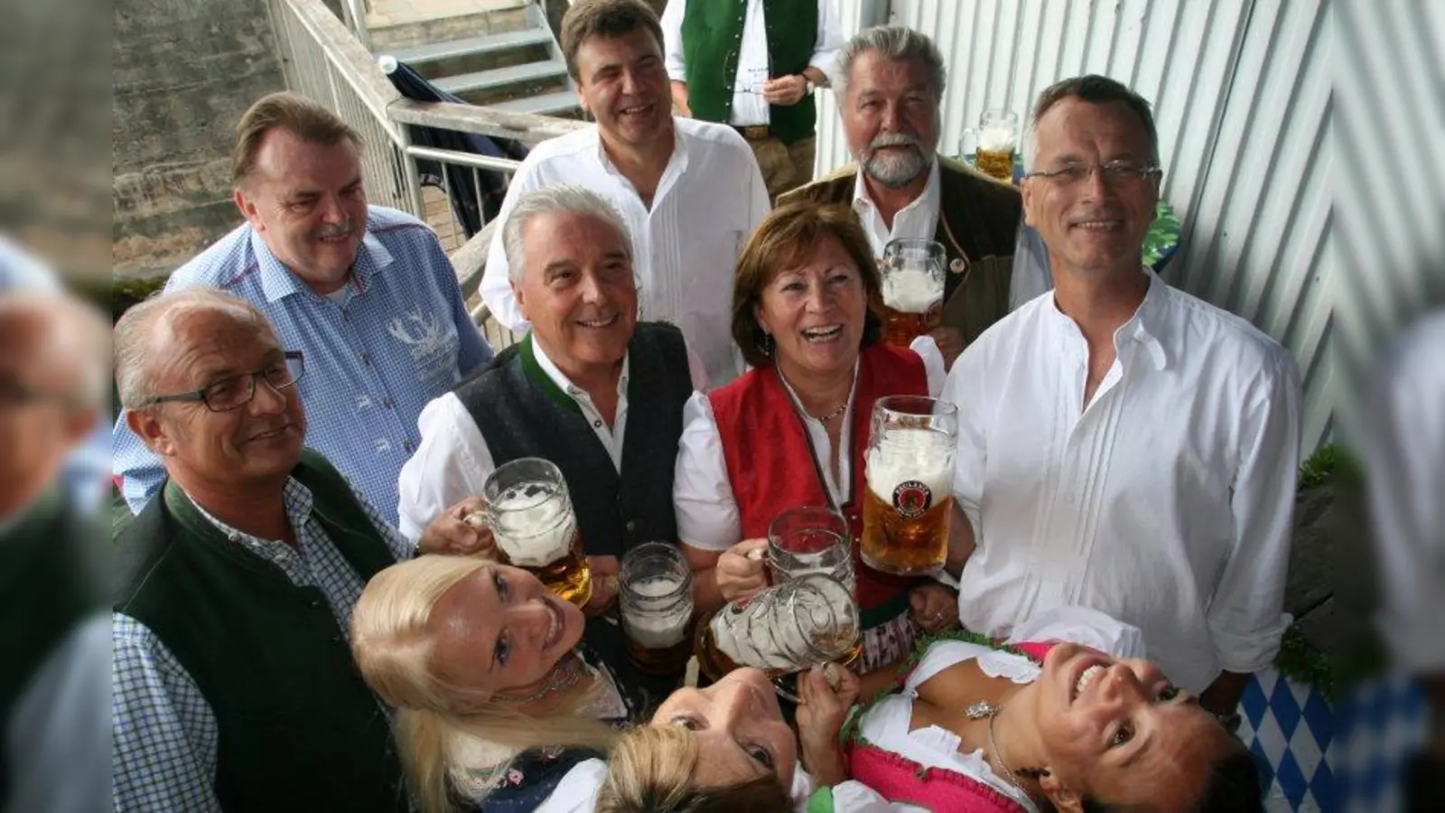 Gute Stimmung herrschte bei allen Verantwortlichen bei der Bierprobe für das Karlsfelder Siedlerfest in der Paulaner Brauerei. (Foto: BK)