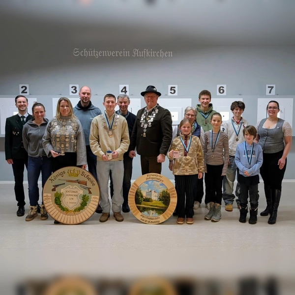 Die erfolgreichen Schützen (von linnks): Manuel Seitz, 1.Schützenmeister, Victoria Hillenbrand, Jana Drahtschmidt, Enrico Müller, Benedikt Lidl, Richard Fischhaber, Reiner Drahtschmidt, Josephine Eimansberger, Ingrid Maier, Paul Janeck, Magdalena Müller, Xaver Ganslmeier, Miriam Quintern. (Foto: SG)