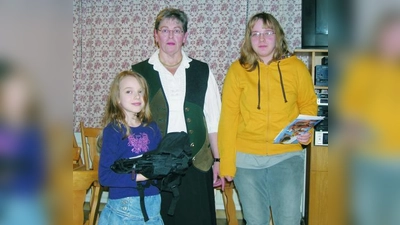 Die 1. Schützenmeisterin Hanni Kraus überreichte den glücklichen Gewinnerinnen des Luftballonwettbewerbes Luisa Schuster (li.) und Jasmin Tinauer (re.) die Preise. (Foto: Schützenverein Unterpfaffenhof)