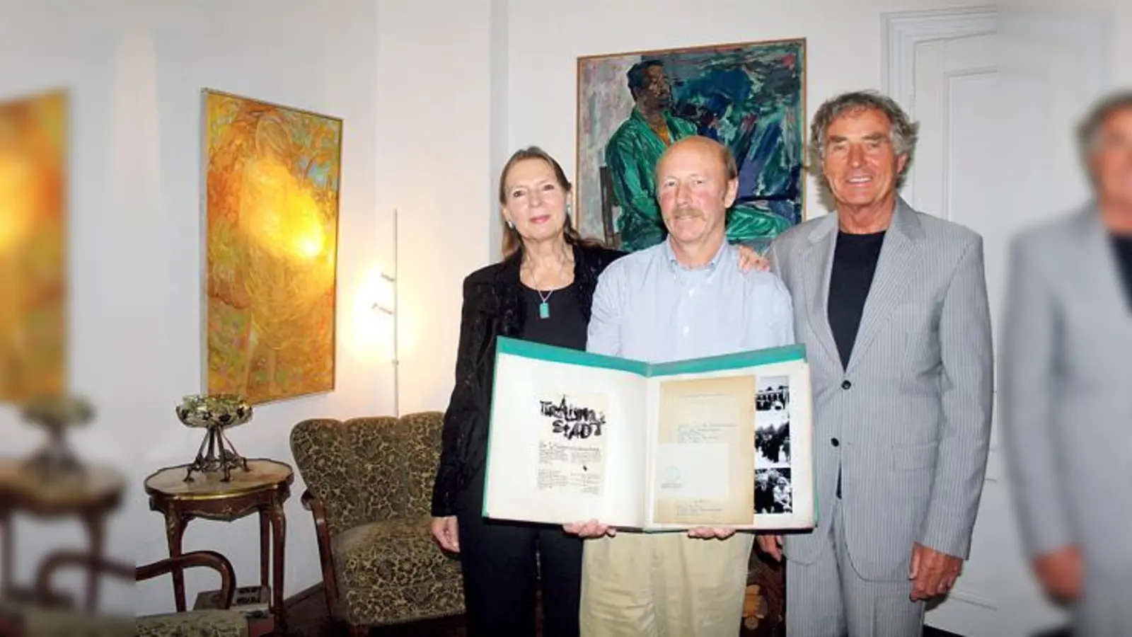 In der früheren Wohnung des Malers Oswald Malura wollen Brigitta Rambeck, Andrew Malura und Lutz Götze (r.) einen Künstlersalon einrichten.	 (Foto: js)