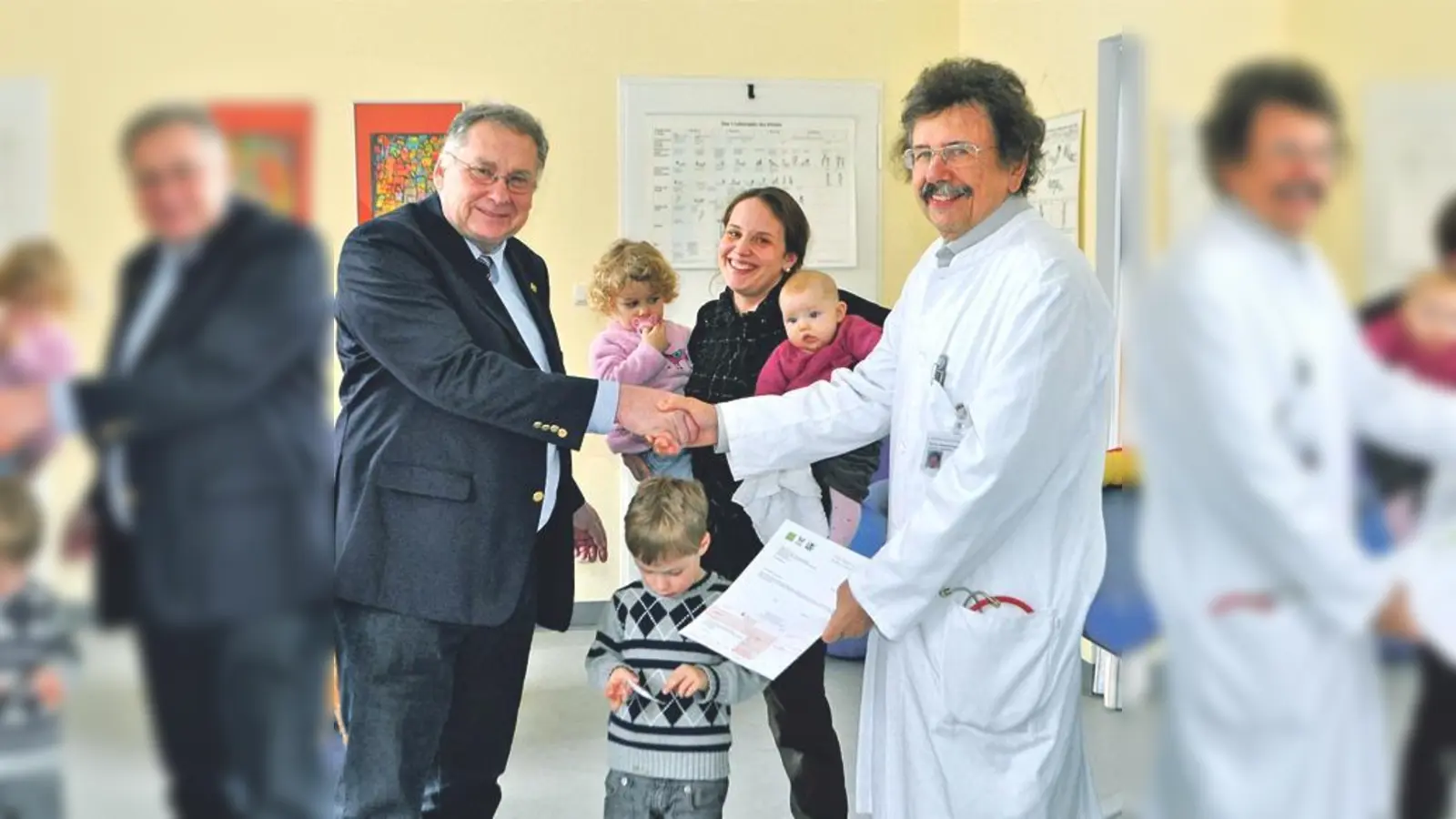 Horst Winkler, bei der Scheckübergabe an den Chefarzt der Kinderklinik Harlaching, Professor Dr. Reinhard Roos und Dr. Andrea Kraus. 	 (Foto: Hettich)