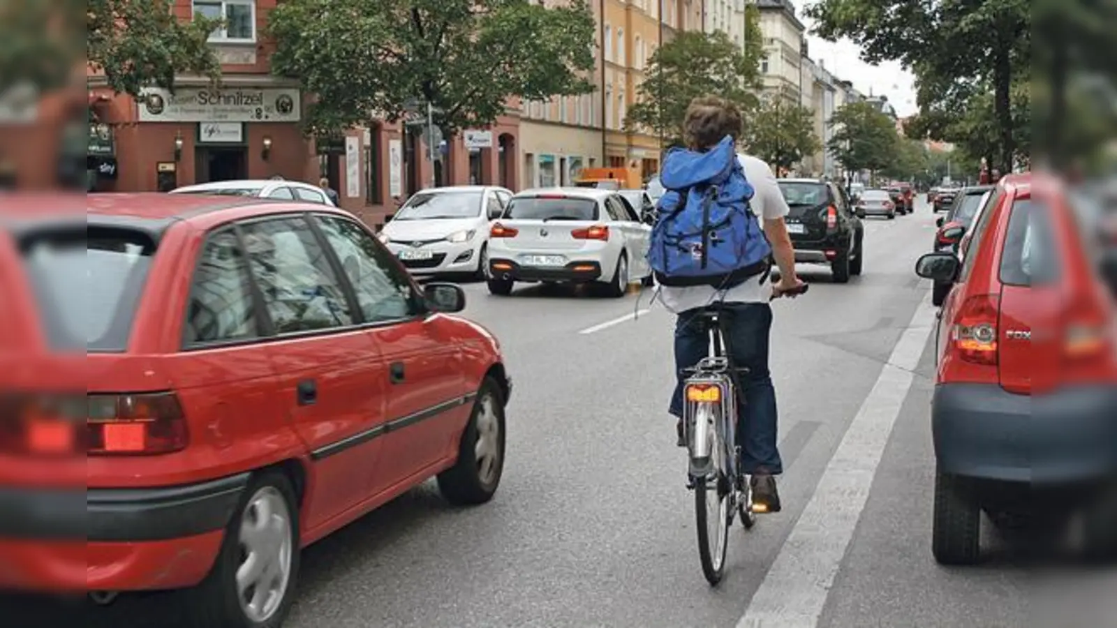 Die Stadt will die Radweglücke in der Rosenheimer Straße nun endlich schließen, doch die Bürger haben die Konzepte der Verwaltung zum Bau eines Radwegs auf der Einwohnerversammlung abgelehnt.	 (Foto: js)