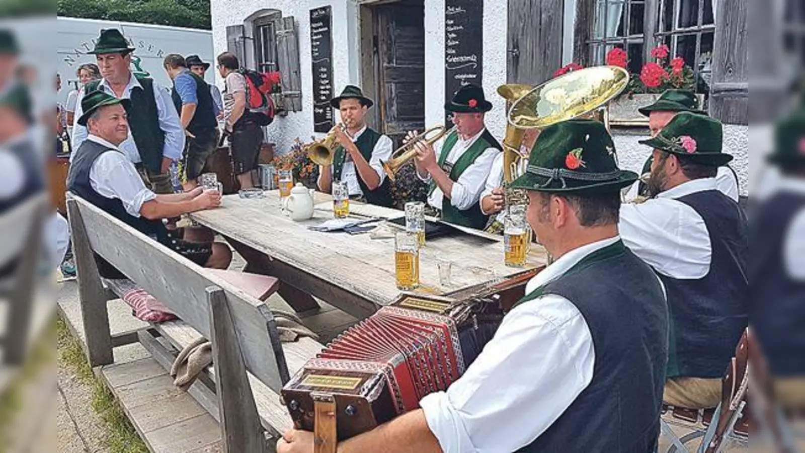 Wenn in Bayern die Musikanten beinander hocken wird schneidig aufgespielt.	 (Foto: Stefan Dohl)