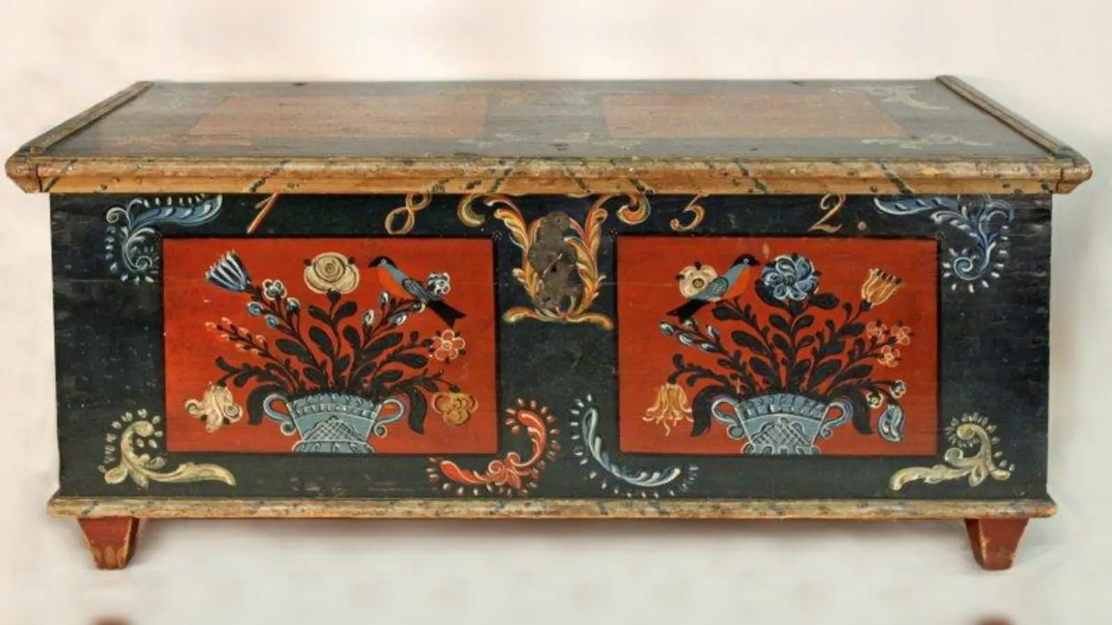 Die wunderschön bemalte Hochzeitstruhe wurde mit auf die Flucht genommen. (Foto: Ruth Strähuber/Jexhof)