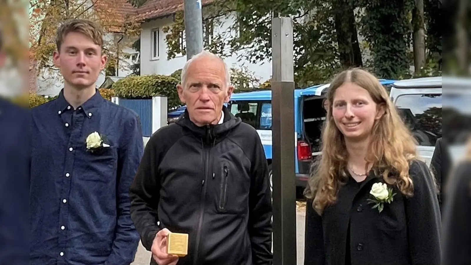 Stellten das Erinnerungszeichen für Alexander Schmorell (Weiße Rose) auf: die Schüler Liam und Valerie, sowie der Neffe von Alexander Schmorell, Markus Schmorell.  (Foto: hw)