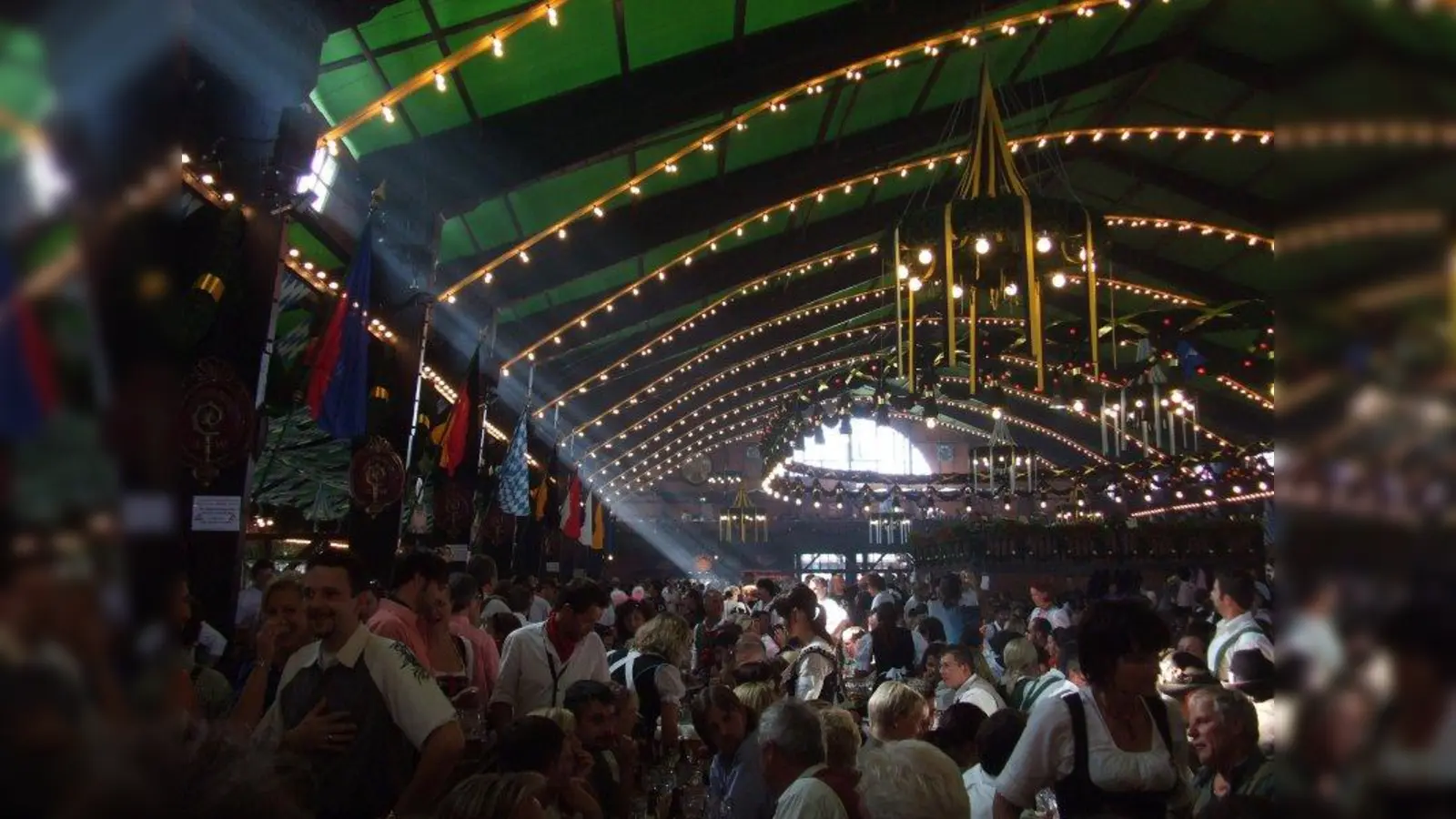 Stimmung im Bierzelt - aber die Besuchermassen beim Oktoberfest belasten die Anwohner. Einen Ausgleich dafür fordert der Bezirksausschuss Schwanthalerhöhe. (Foto: Viktor Schwabenland / pixelio.de)