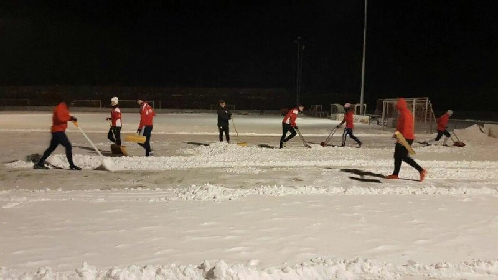Den Kunstrasenplatz per Hand freizuräumen ist nicht nur mühselig, sondern oft auch eine Sisyphos-Arbeit. (Foto: SCUG)