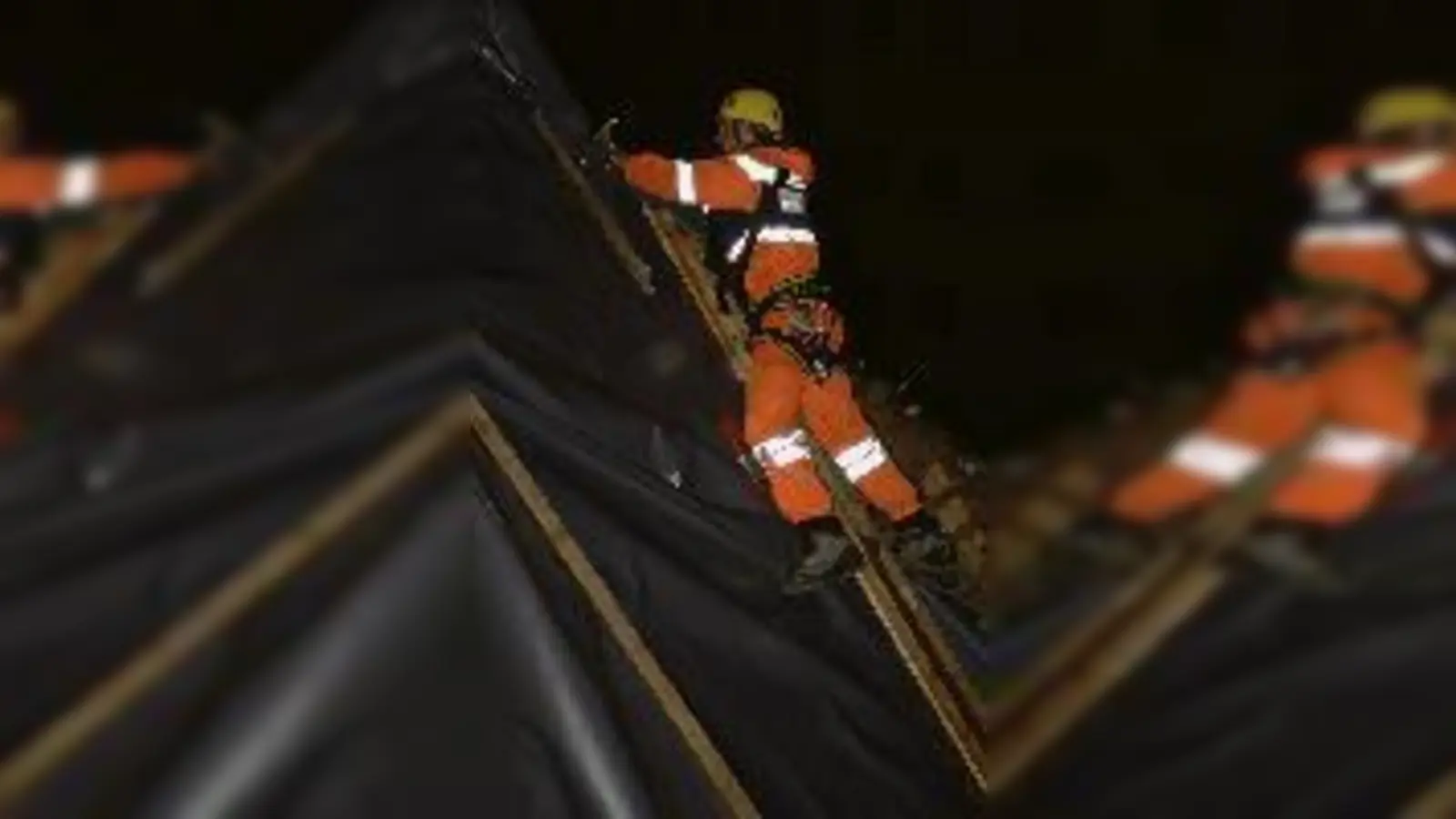 Die Höhenretter der Feuerwehr am Samstagabend im Einsatz. 	 (Foto: Feuerwehr)