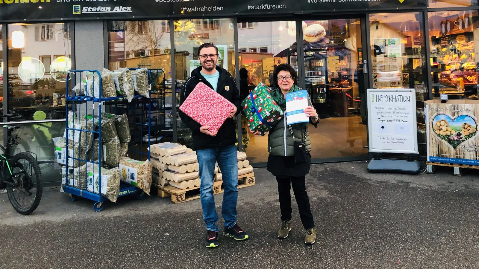 EDEKA-ALEX-Inhaber Stefan Alex und Diana Müller vom Arbeitskreis Zusammenleben hoffen auf viele Spender für die Päckchenaktion für bedürftige Senioren.  (Foto: hw)