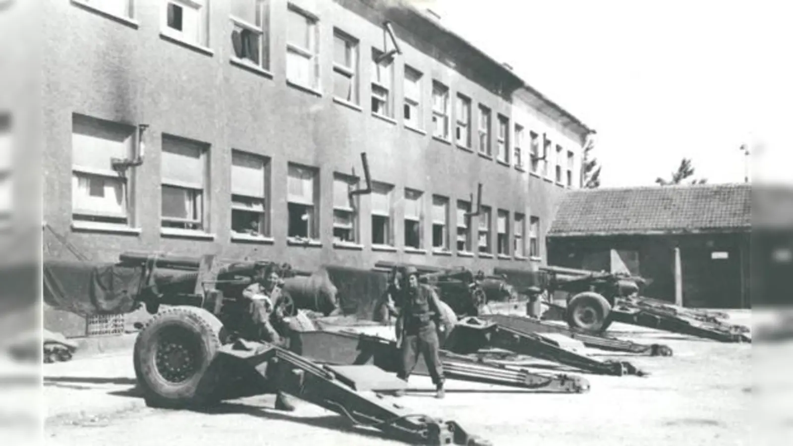 US-Soldaten besetzen die Elektrische Versuchsanstalt beim Reichsbahnausbesserungswerk Freimann, Mai 1945.  (Foto: Mohr-Villa Stadtteilarchiv Freimann)