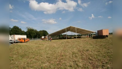 Das Zelt auf der Festwiese gegenüber dem Max-Plank-Gymnasium steht schon fast. Bis Mittwoch ist das gesamte Festgelände aufgebaut, damit das Pasinger Volksfest pünktlich 18 Uhr am Donnerstag  starten kann. (Foto: US)