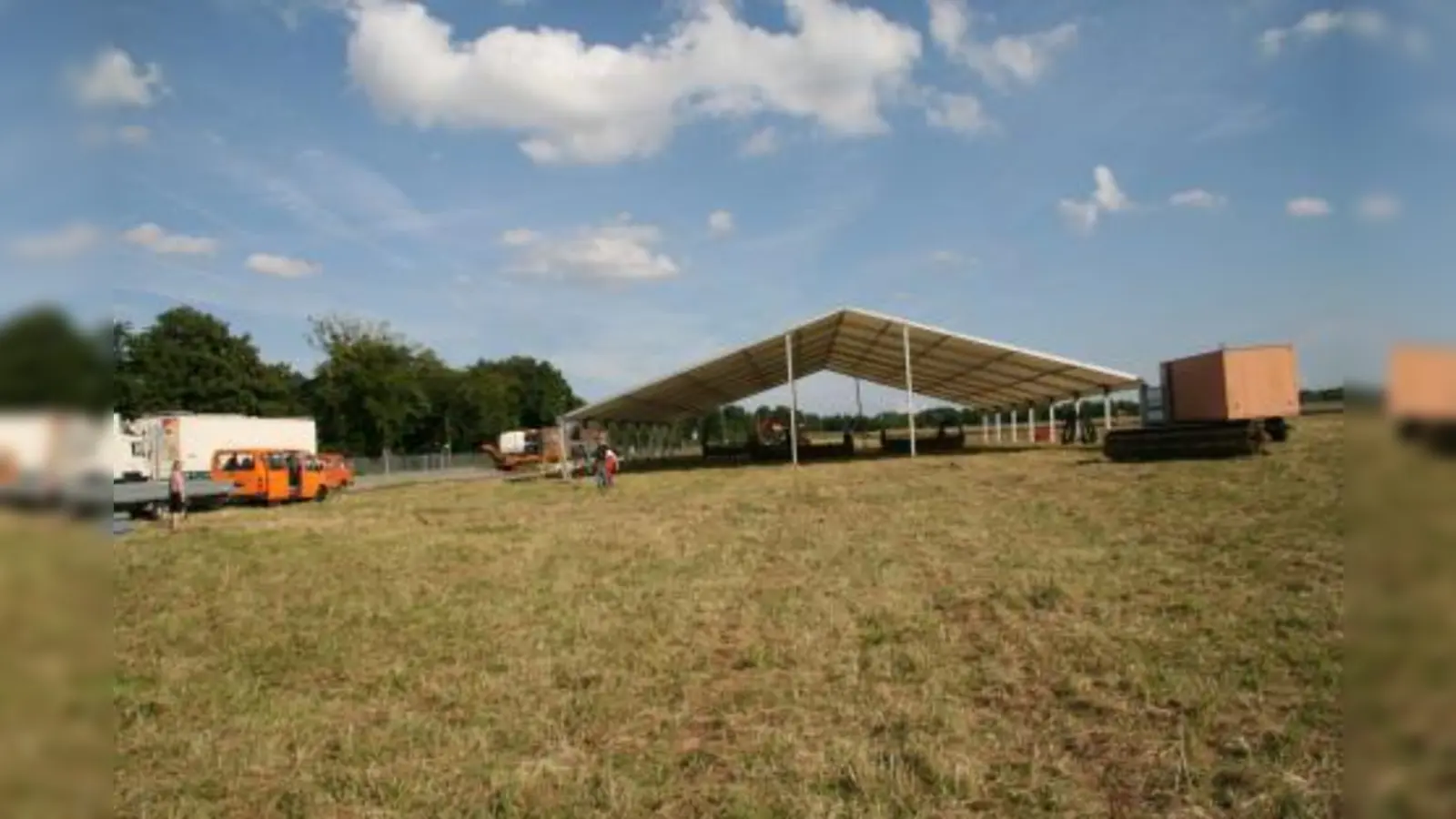 Das Zelt auf der Festwiese gegenüber dem Max-Plank-Gymnasium steht schon fast. Bis Mittwoch ist das gesamte Festgelände aufgebaut, damit das Pasinger Volksfest pünktlich 18 Uhr am Donnerstag  starten kann. (Foto: US)