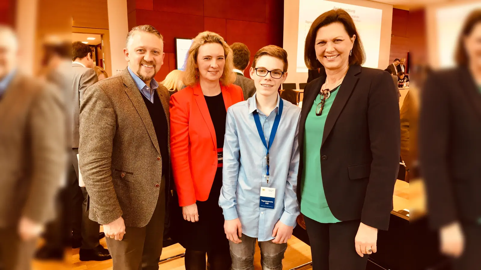 Erinnerungsfoto: Praktikant Lukas Anderl mit MdL Thomas Huber, Sozialministerin Kerstin Schreyer und Landtagspräsidentin Ilse Aigner. (Foto: Büro Thomas Huber)
