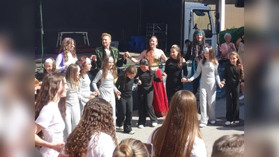 Die Band Dschinghis Khan spielte für die Besucher des Sommerfestes und tanzte anschließend ausgelassen mit den Kindern. (Foto: Peter Steinberg)