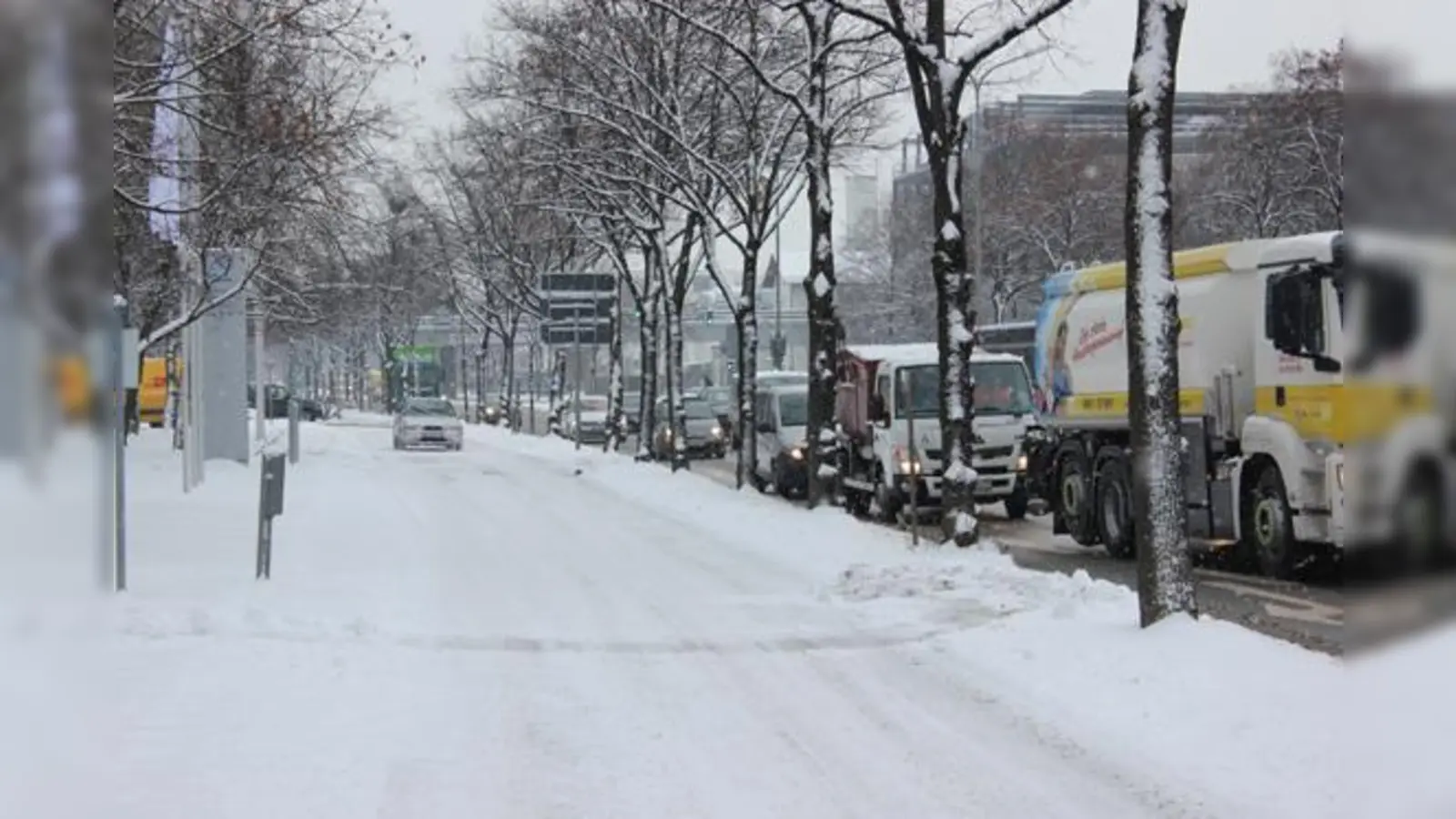Winterliche Staus allerorten. Dank der Münchner Räumdienste geht es langsam, aber trotzdem vorwärts. 	 (Foto: C.H.)