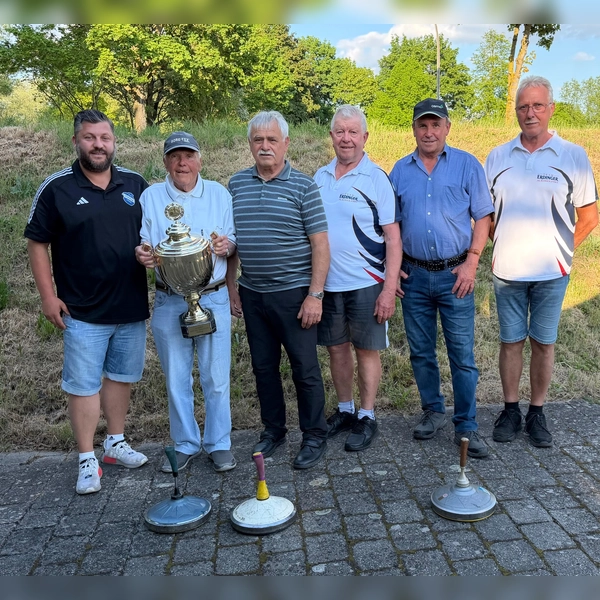 Das Siegerfoto der „Blaue Jungs” zeigt (von links) Martin Lenz, 1. Vorstand des FC Eitting, Rudi , Hias, Peter, Ernst sowie Albert Röslmair, Sportwart der Stockschützen, mit dem Wanderpokal des FC Eitting. (Foto: FC)