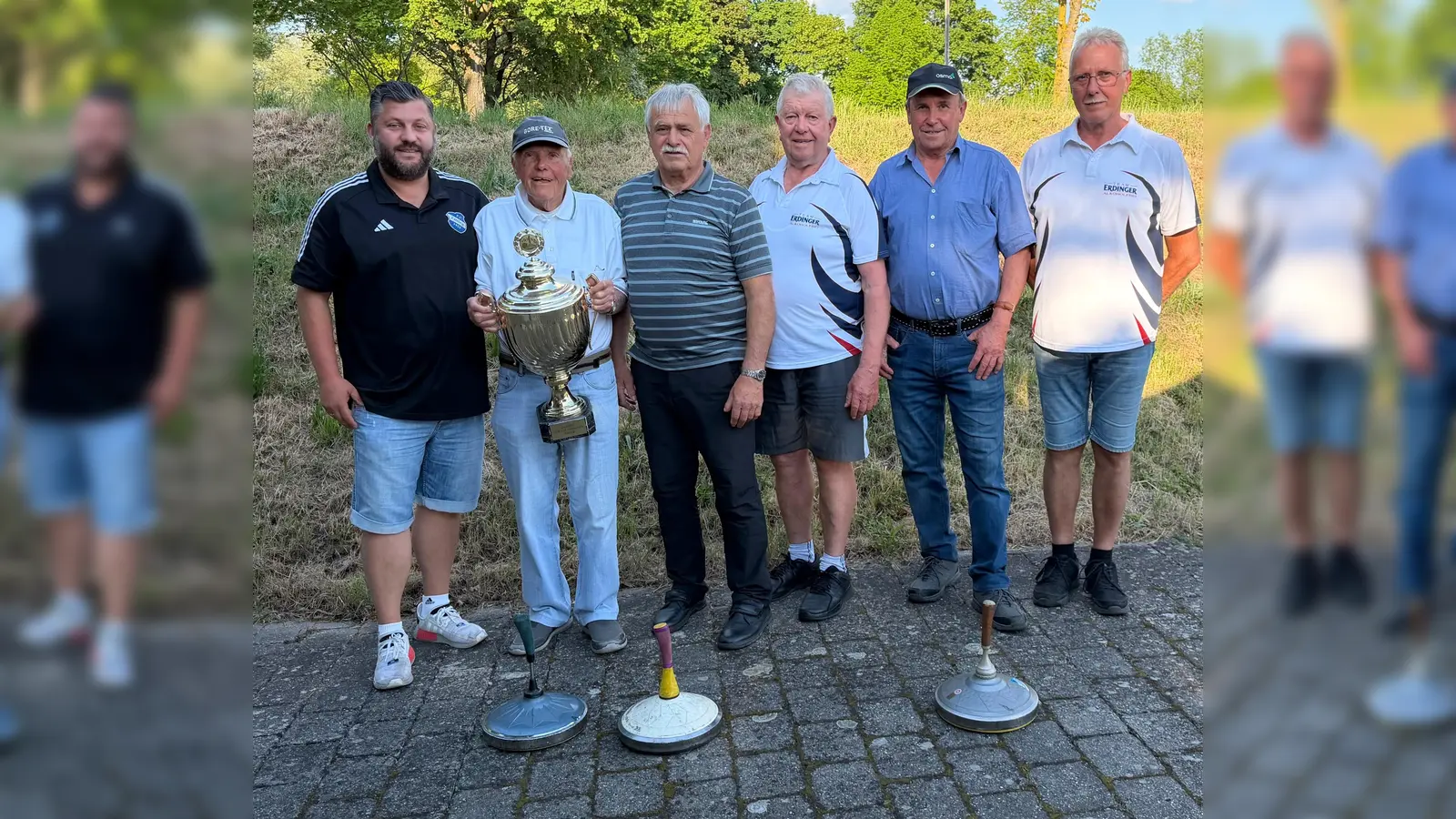 Das Siegerfoto der „Blaue Jungs” zeigt (von links) Martin Lenz, 1. Vorstand des FC Eitting, Rudi , Hias, Peter, Ernst sowie Albert Röslmair, Sportwart der Stockschützen, mit dem Wanderpokal des FC Eitting. (Foto: FC)