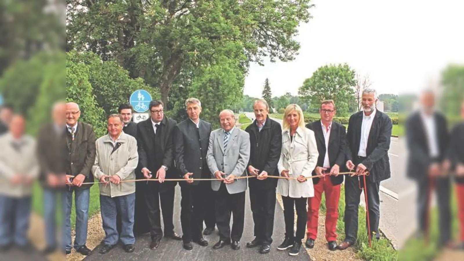 Der goldene Schnitt! Landrat Bayerstorfer(3.l), Bürgermeister Mücke(4.l), Horst Weise(4.r), Ulrike Scharf(MdL;3.r) und Alois Pröll(2.r) bei der Einweihung des Radwegs	 (Foto: Marcus Ullrich)
