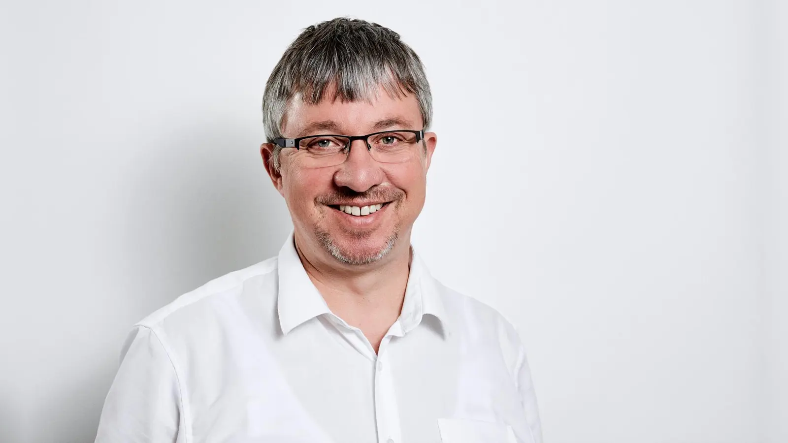 Dazu sagt Christian Müller, Vorsitzender der SPD/Volt-Fraktion: „In unserer Stadt muss niemand ohne Wohnung leben. Dafür haben wir ein dichtes soziales Netz aufgebaut. Wir müssen aber gerade in der Wohnungslosenhilfe mit unseren Angeboten noch flexibler auf aktuelle Herausforderungen reagieren können. Gerade benötigen wir händeringend Wohnraum für 21- bis 27-Jährige mit Fluchthintergrund. Für sie bauen wir die Angebote aus, die ihnen einen Start in ein selbstbestimmtes Leben ermöglichen.“ (Foto: SPD)